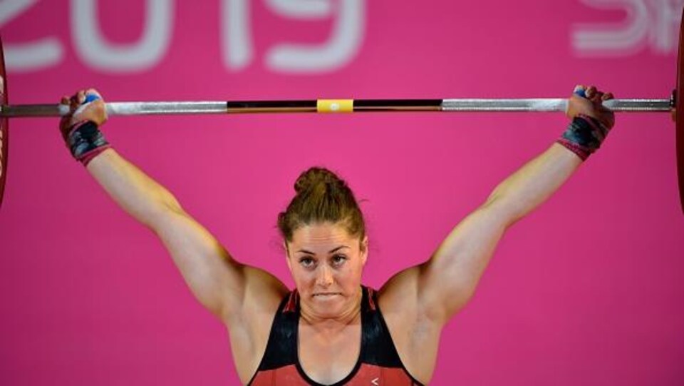 Maude Charron tient une barre à bouts de bras