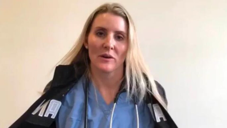 Elle parle à la caméra.