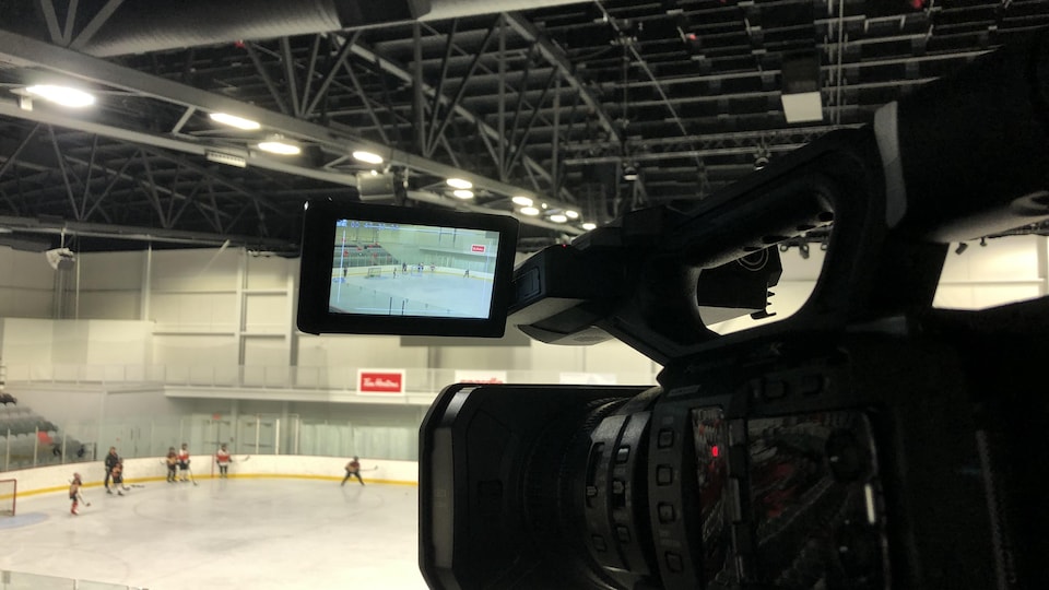 Une caméra filme de jeunes hockeyeurs à l'entraînement.