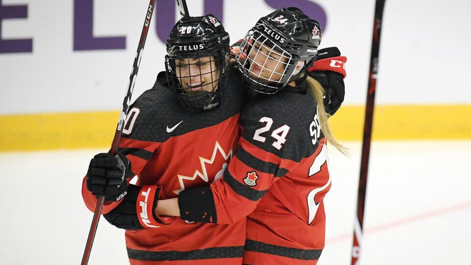 Sarah Nurse et Natalie Spooner se félicitent après un but marqué.