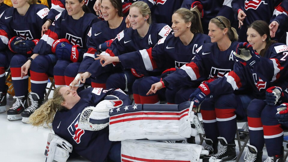 Une photo de groupe des joueuses de l'équipe américaine de hockey féminin, avant le Championnat du monde