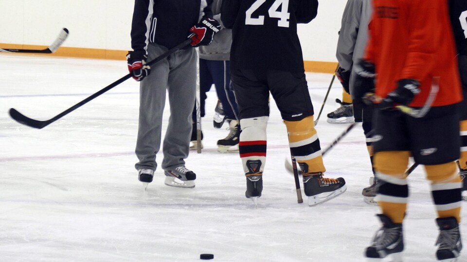 Des joueurs de hockey mineur