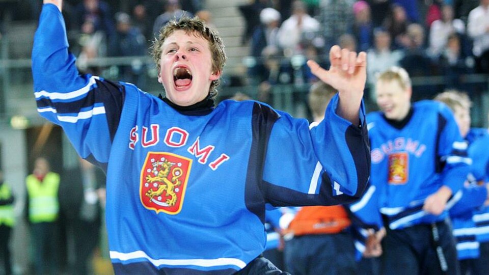 Le Finlandais Kasperi Kapanen, 15 ans, célèbre la victoire de son pays contre la Russie en finale du tournoi de hockey des Jeux olympiques de la Jeunesse en 2012.