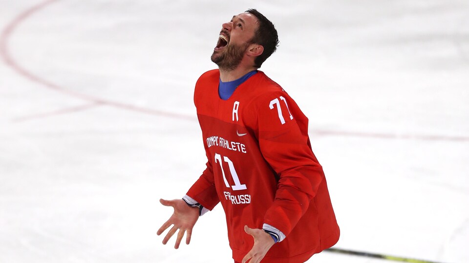 Ilya Kovalchuk célèbre la victoire des athlètes olympiques de la Russie contre les hockeyeurs allemands en finale du tournoi des Jeux de Pyeongchang.