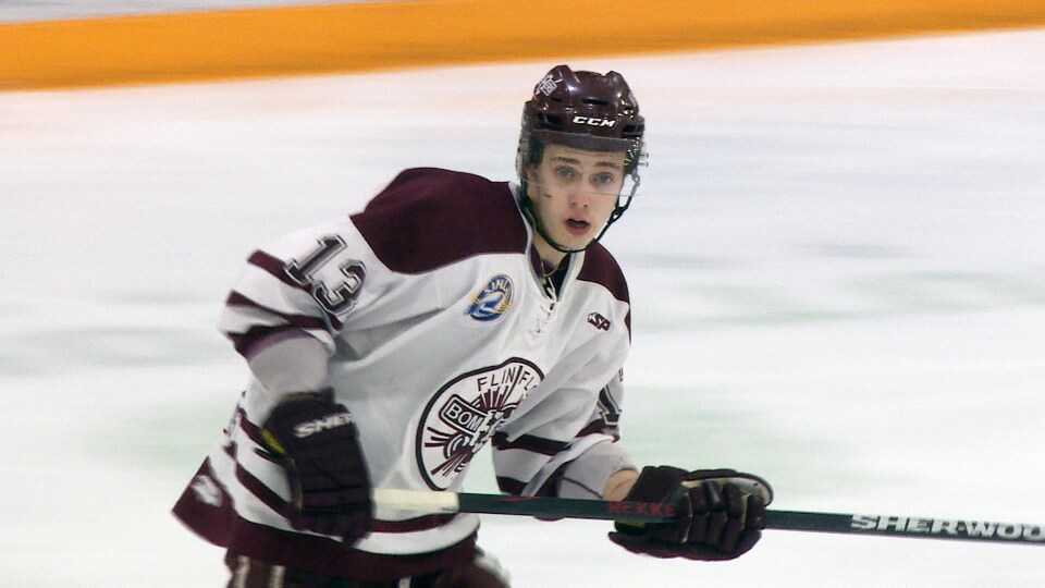 Vincent Nardone en train de patiner lors d'un match à Weyburn.