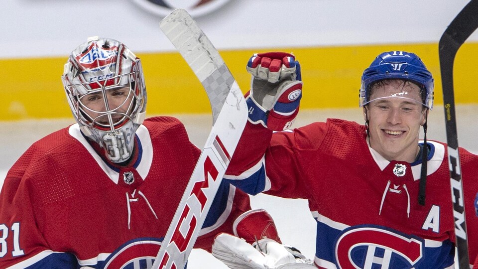 Ils célèbrent une victoire du Canadien.