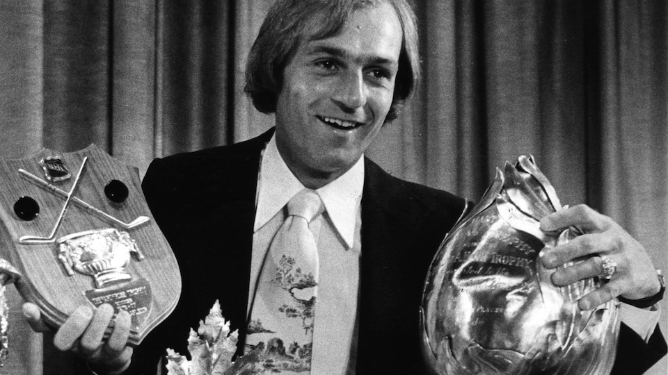 Guy Lafleur posant avec ses trophées.