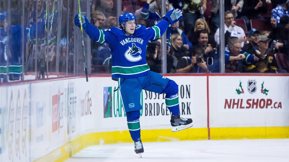 Les Canucks de Vancouver l'ont emporté 2-1 contre les Maple Leafs de Toronto.