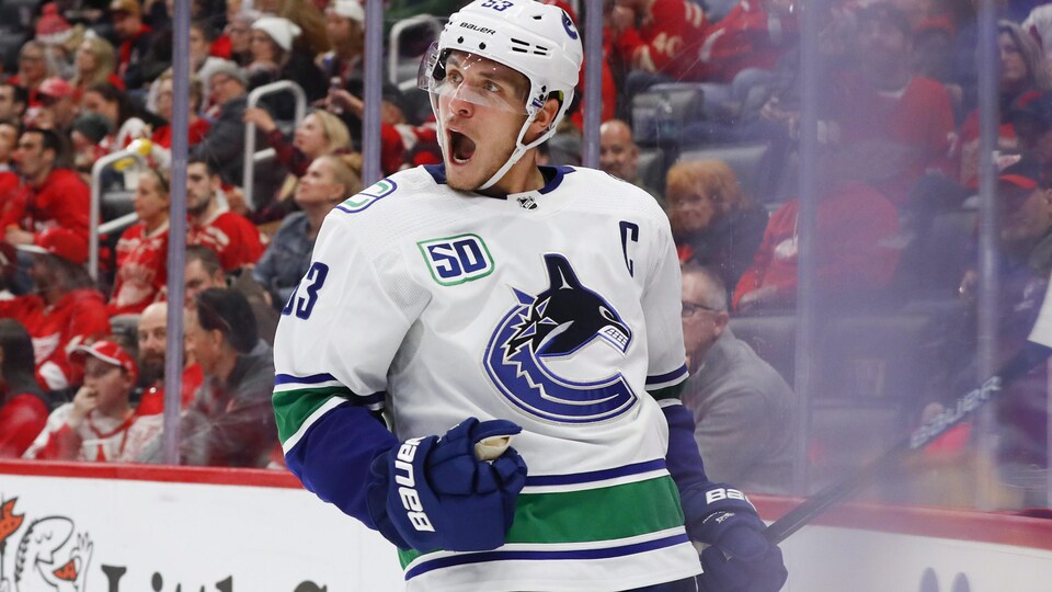 Le hockeyeur serre le poing droit pour célébrer un but.