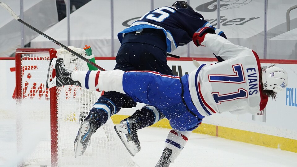 Deux joueurs de hockey entrent en collision.