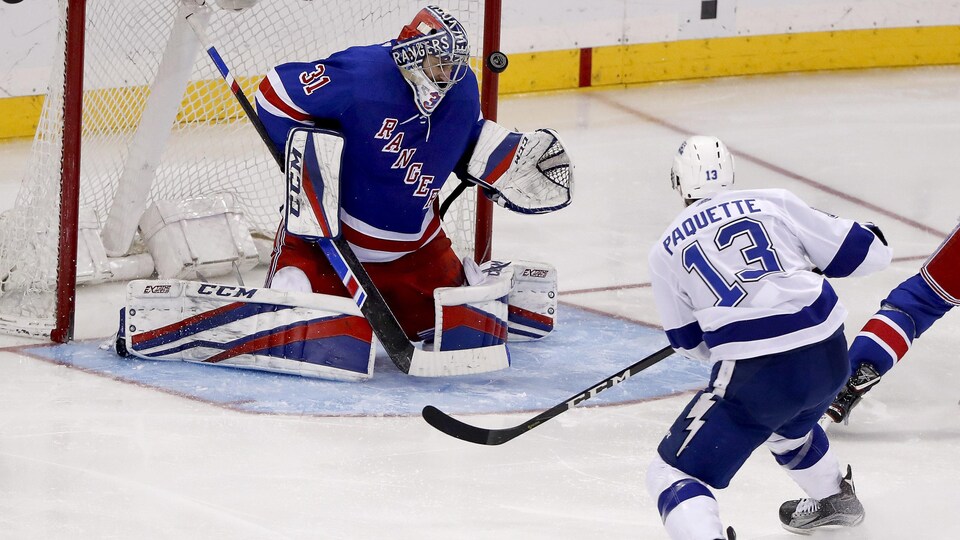 Cedric Paquette bat le gardien des Rangers de New York Ondrej Pavelec d'un tir par-dessus son épaule gauche.