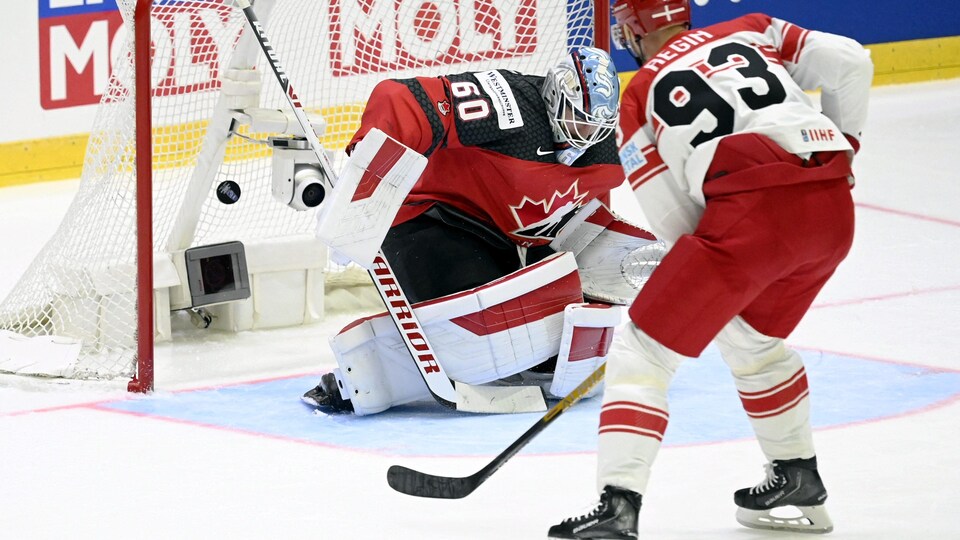 Un joueur de hockey déjoue le gardien de but adverse.