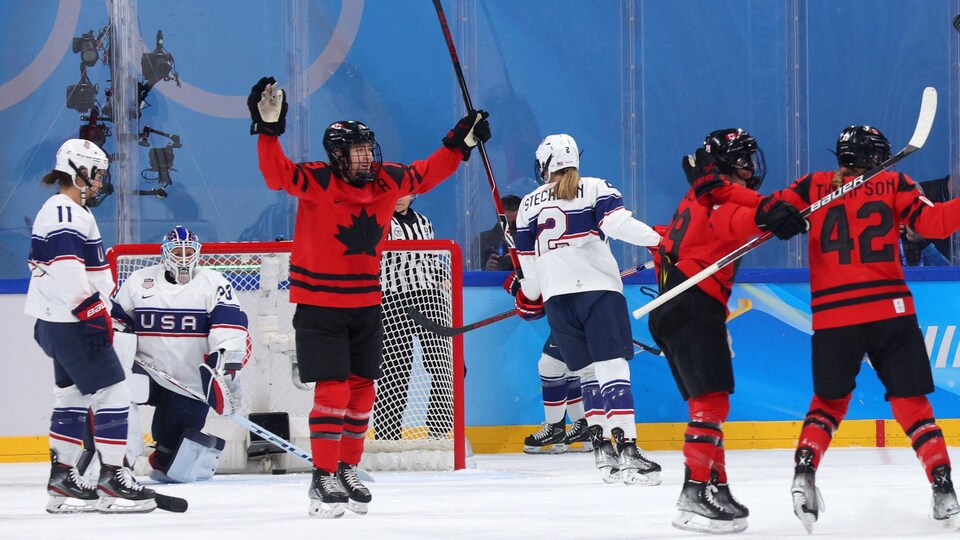 Les hockeyeuses canadiennes célèbrent leur premier but 