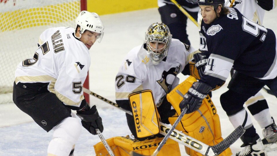 Patrick Boileau (5) et le gardien Marc-André Fleury repoussent une attaque de Ryan Smyth des Oilers d'Edmonton.
