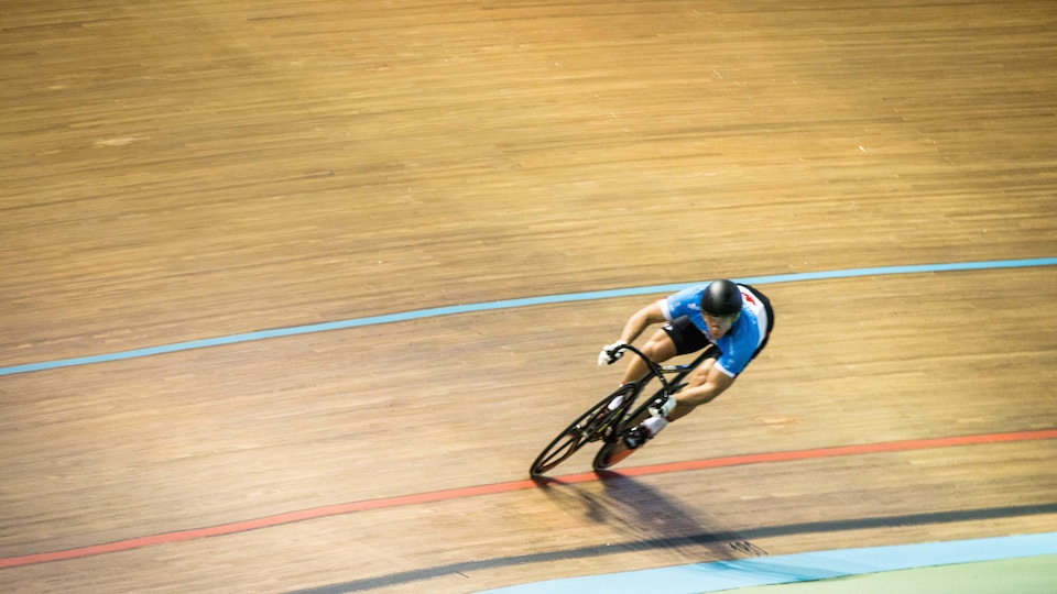 Il pédale lors de son premier 100 m lancé à l'entraînement sur la piste du vélodrome de Cali depuis l'accident d'octobre 2015.