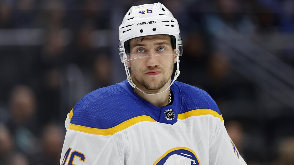 Le hockeyeur Ilya Lyubushkin regarde devant lui.