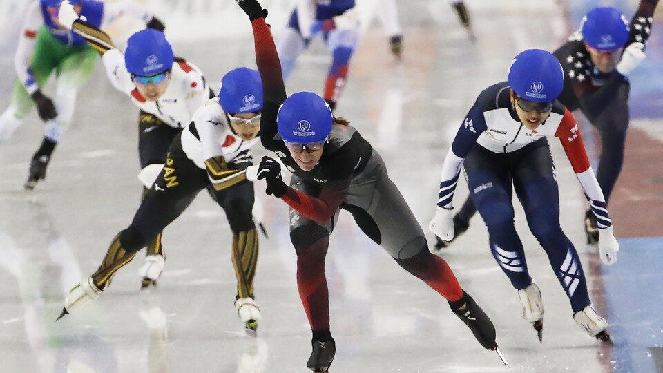 Cinq patineuses suivent une patineuse.