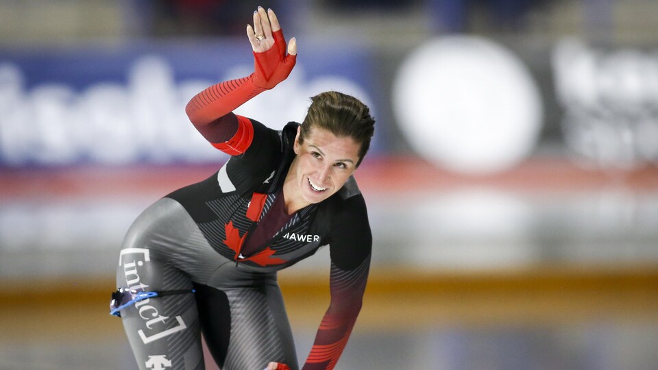 La patineuse salue la foule après une course