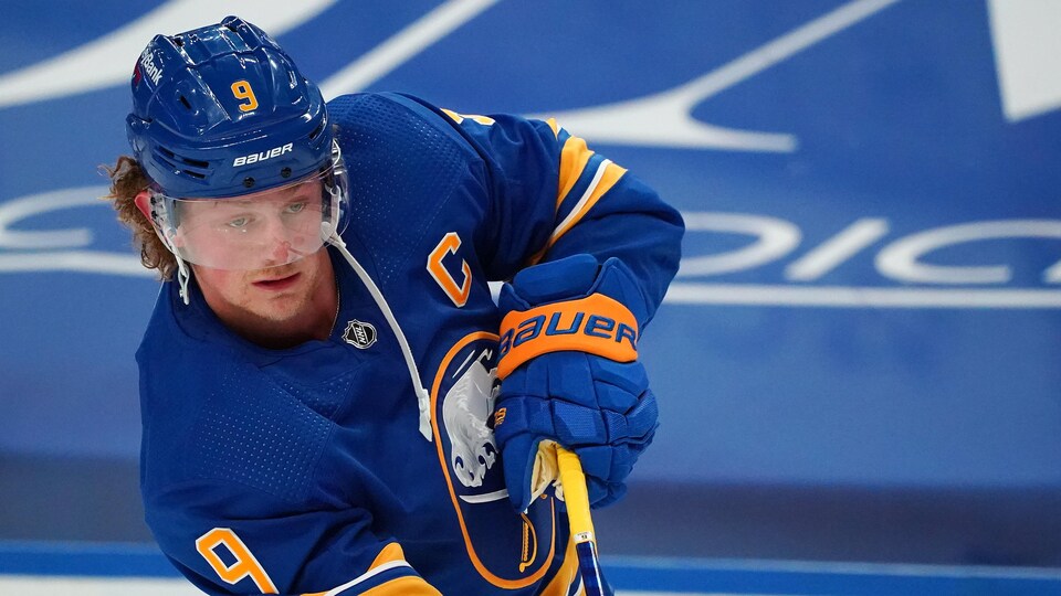 Jack Eichel effectue un tir.