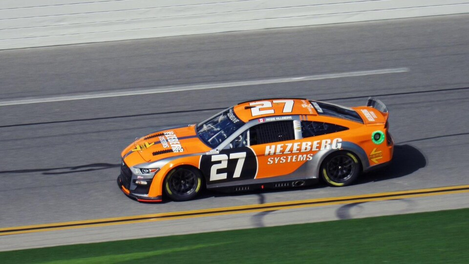 Une voiture de la série NASCAR tourne sur un circuit.