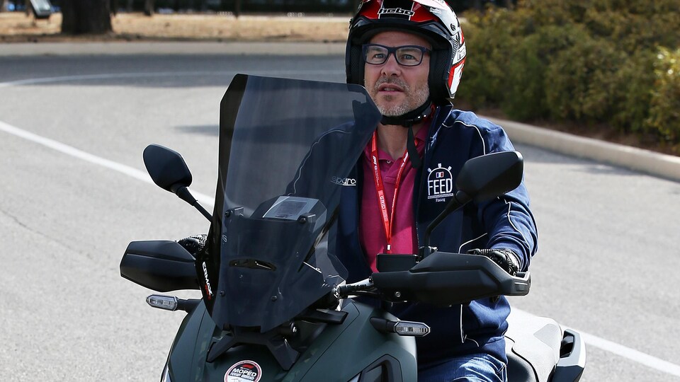 Il roule à moto.