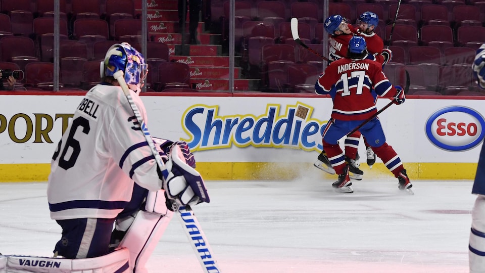 Le gardien des Leafs observe les joueurs du Canadien célébrer.