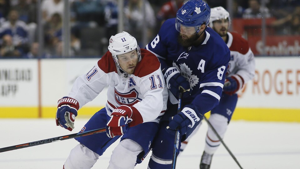 Brendan Gallagher essaie de contourner Jake Muzzin.