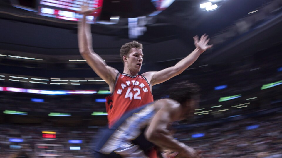 Jakob Poeltl dans l'uniforme des Raptors en 2018.