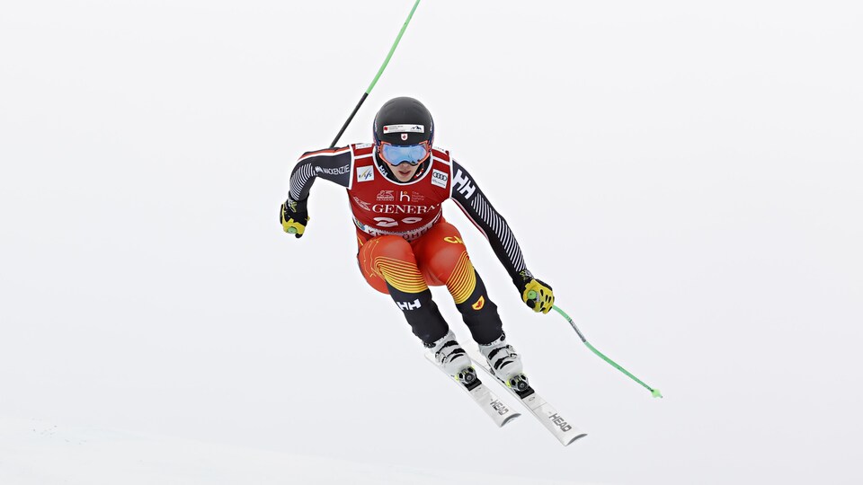 Il fait un saut sur la piste.