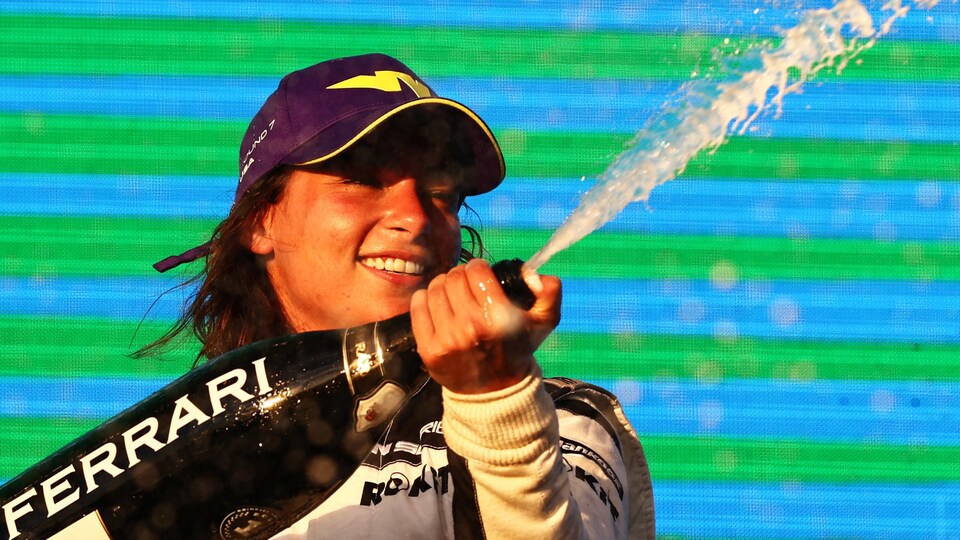 Jamie Chadwick fait gicler le mousseux sur le podium d'Austin pour célébrer son 2e titre en W Series