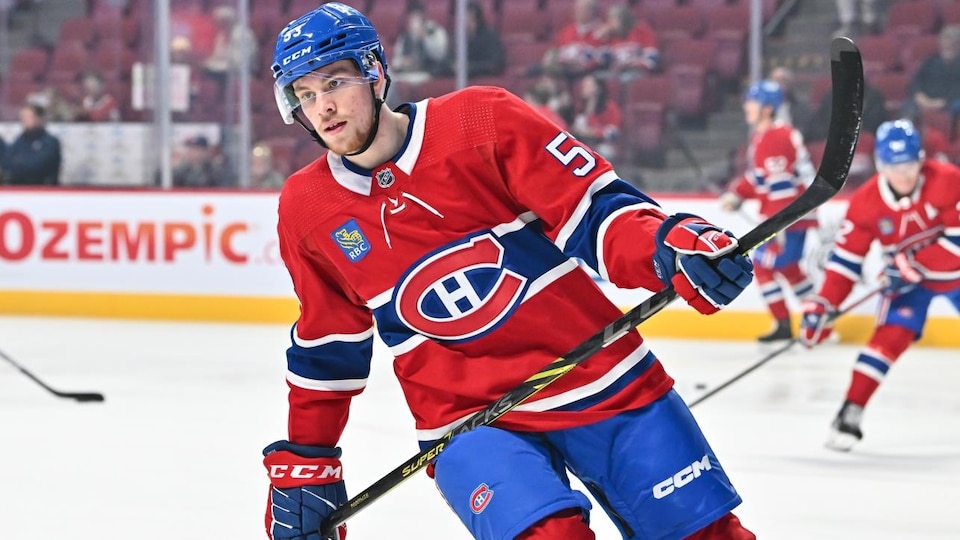 Le hockeyeur Jan Mysak patine en tenant son bâton à deux mains.