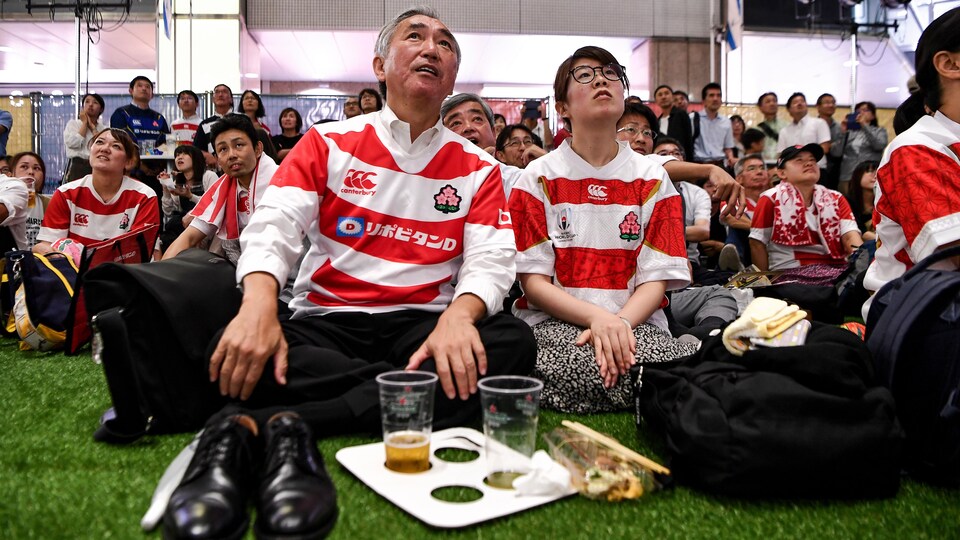 Le public japonais dans une place publique de Tokyo regarde sur un écran géant la Coupe du monde de rugby en 2019.