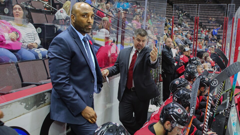 Jason Payne et Matt Thomas derrière le banc des Cyclones la saison dernière.
