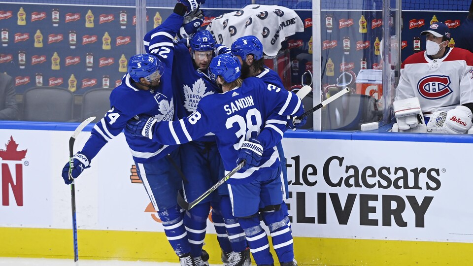 Jason Spezza célèbre le but qu'il vient de marquer avec ses coéquipiers Wayne Simmonds, Zach Bogosian et Rasmus Sandin.