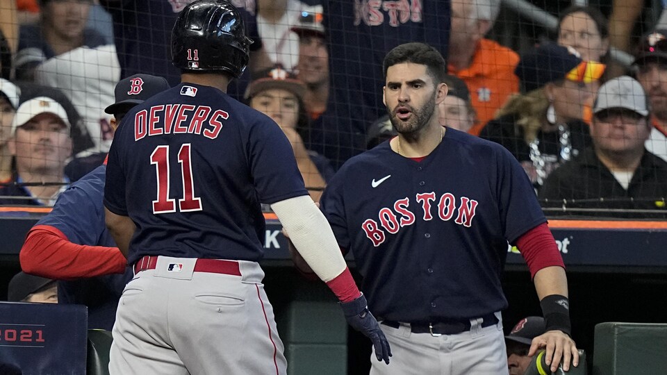 J.D. Martinez et Rafael Devers se frappent dans la main pour célébrer.