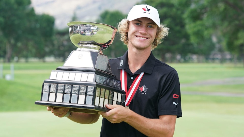 Jean-Philippe Parr tient le trophée remis au champion canadien junior de golf.