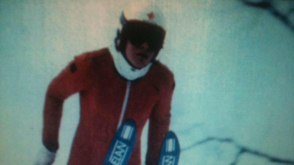 Jean Séguin effectue un saut lors d'une épreuve de saut à ski, dans les années 80.