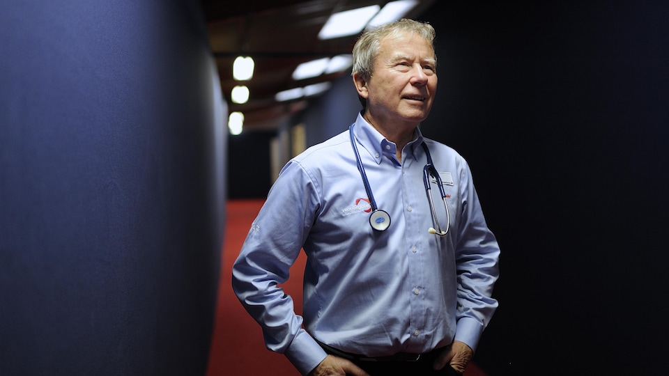 Un médecin en chemise bleue avec son stéthoscope