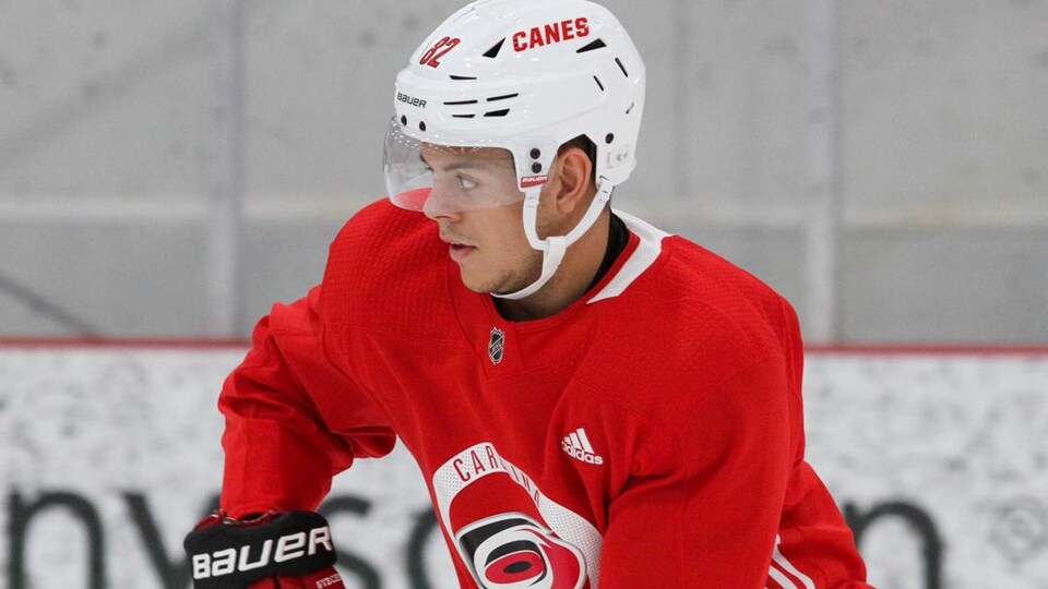 Jesperi Kotkaniemi dans son nouvel uniforme d'entraînement des Hurricanes.