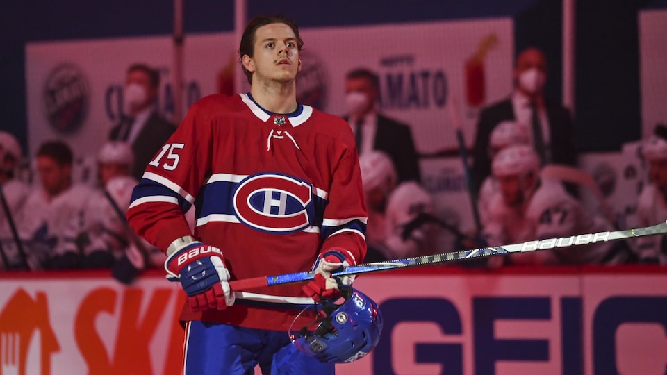 L'attaquant du Canadien est debout sur la glace, sans son casque, et attend le début d'un match éliminatoire contre les Maple Leafs de Toronto, à Montréal. 