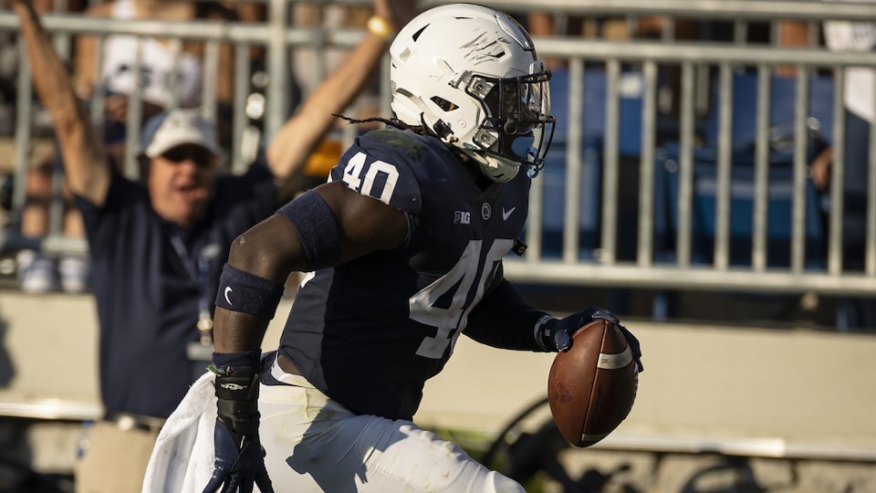 Jesse Luketa runs with the ball towards the end zone.