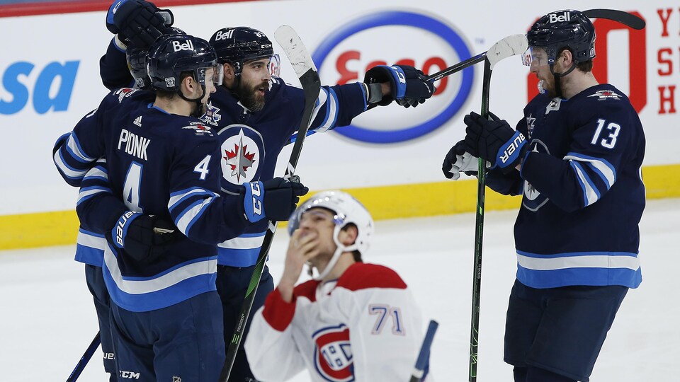 Des joueurs de hockey