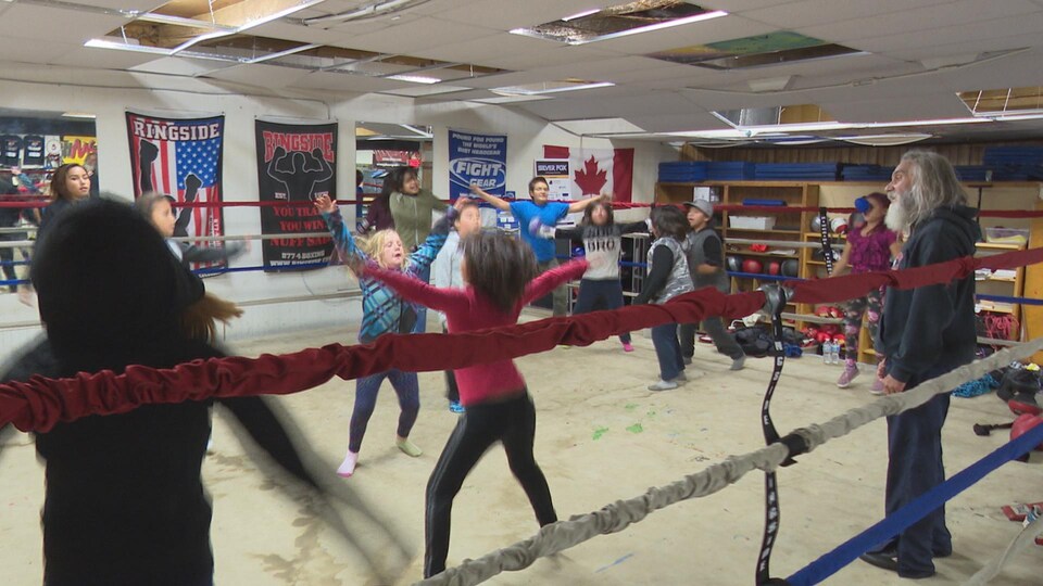 Sauts-papillons et course sur place, des jeunes du club de boxe Underground Gym se réchauffent.