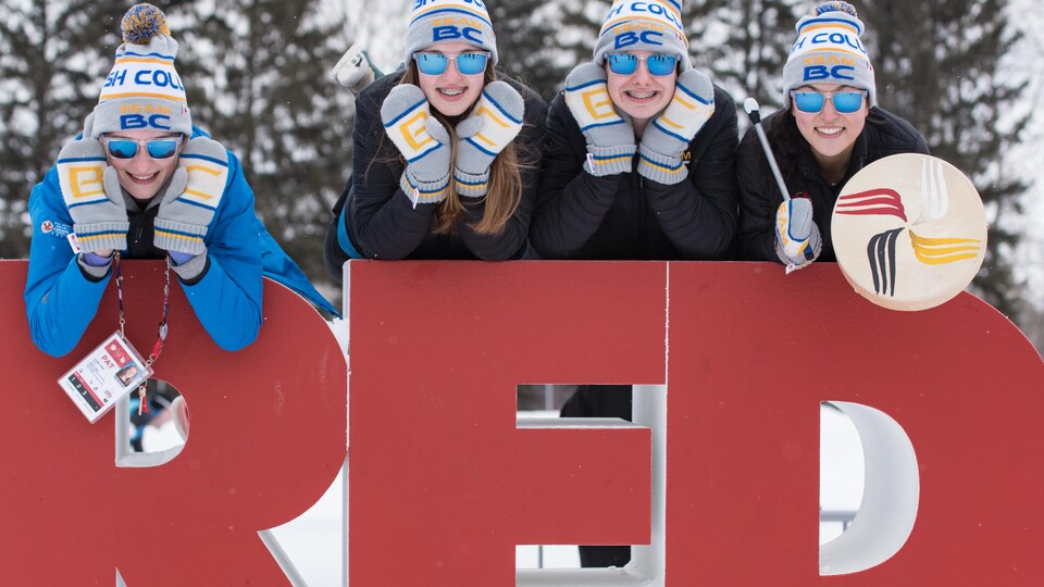 Quatre patineuses de vitesse de la Colombie-Britannique ont grimpé sur un signe géant de Red Deer.