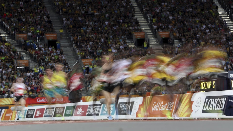 Des athlètes prennent part à l'épreuve de course sur 10 000 mètres lors des Jeux du Commonwealth en 2018 à Gold Coast, en Australie.