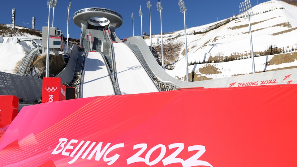Une infrastructure enneigée qui servira au saut à ski aux Jeux de Pékin. 