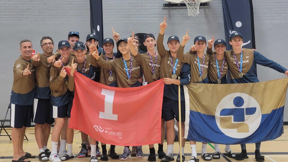 Les gars de volleyball masculin de l'Outaouais célèbrent leur championnat provincial.