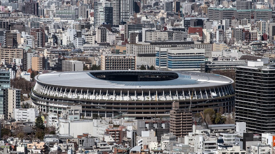 Une vue sur le nouveau stade olympique de Tokyo où les Jeux sont reportés à l'an prochain.