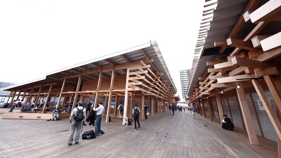 Vue générale de constructions en bois