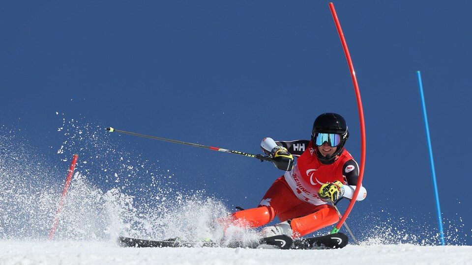 Le paraskieur canadien Logan Leach en action lors des Jeux paralympiques de Pékin.